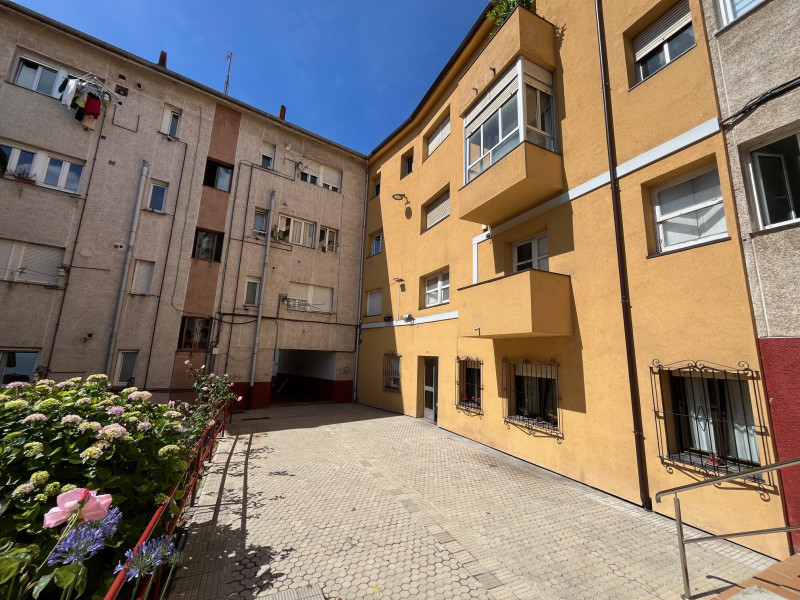 Piso para reformar íntegramente en el centro de Santander – Gran potencial de inversión y personalización.