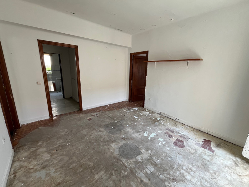 Piso para reformar íntegramente en el centro de Santander – Gran potencial de inversión y personalización.