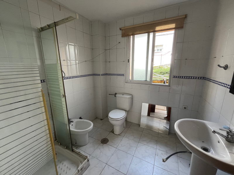 Piso para reformar íntegramente en el centro de Santander – Gran potencial de inversión y personalización.