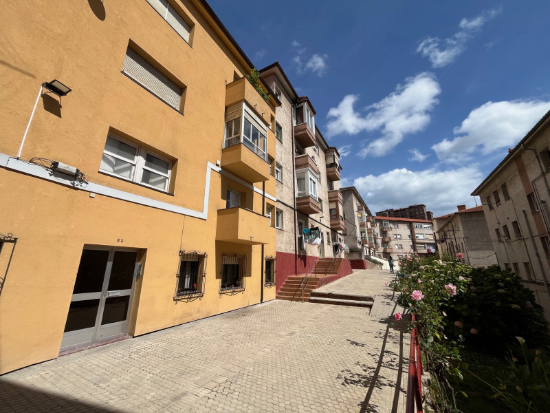 Piso para reformar íntegramente en el centro de Santander – Gran potencial de inversión y personalización.