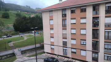 Venta de piso con plaza de garaje y trastero en Los Corrales de Buelna