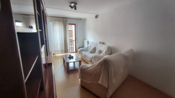 Venta de piso con plaza de garaje y trastero en Los Corrales de Buelna