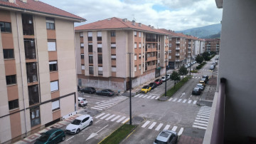 Venta de piso con plaza de garaje y trastero en Los Corrales de Buelna