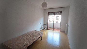 Venta de piso con plaza de garaje y trastero en Los Corrales de Buelna