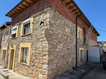 Casa de piedra en Mave