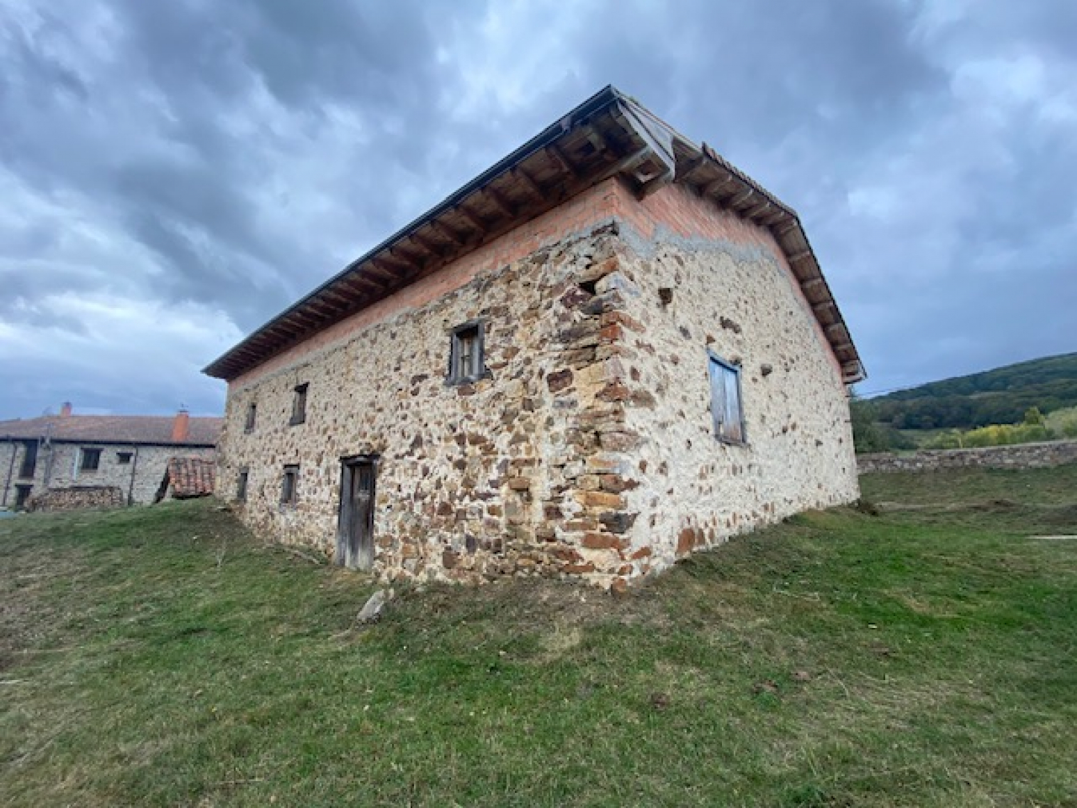 Casa de piedra para reformar en El Campo-La Pernía