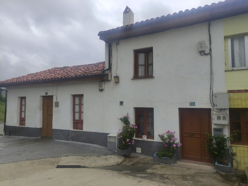 Venta de dos casas con terreno en La Montaña, Torrelavega