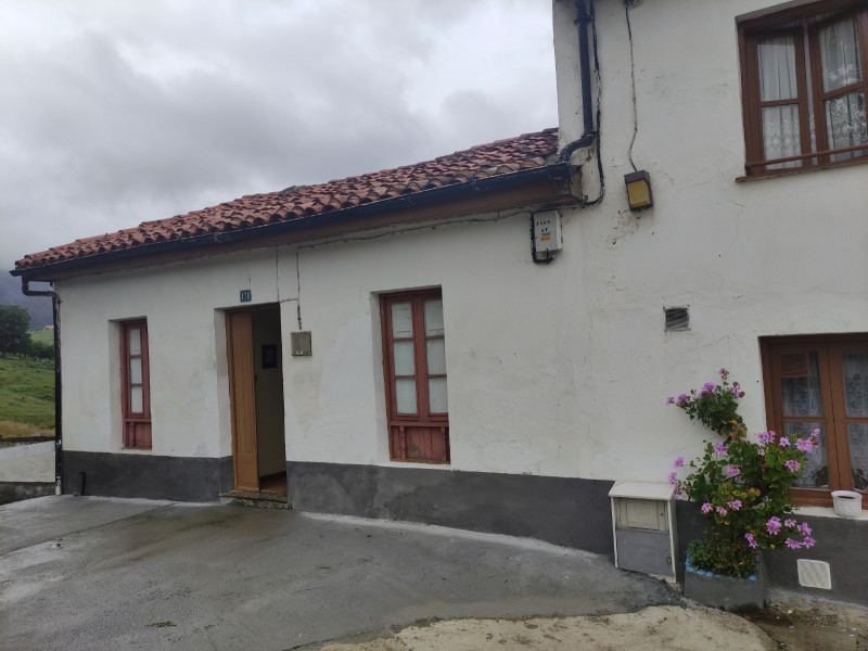 Venta de dos casas con terreno en La Montaña, Torrelavega