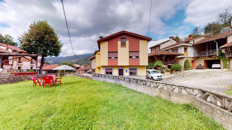 Casa con jardín cerrado y cuadra de dos plantas en Lorio, Laviana, Asturias