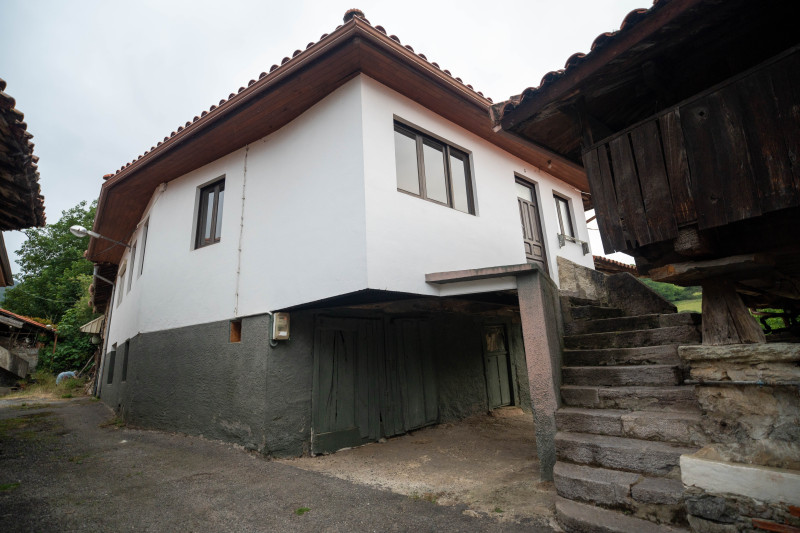 CASA CON HUERTO Y HORREO